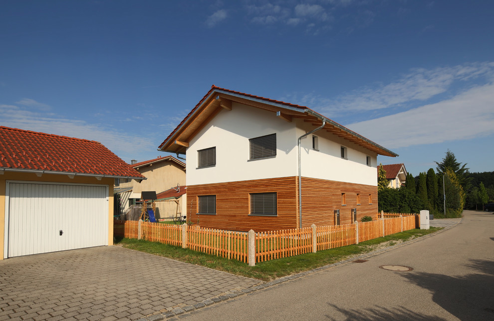 Idée de décoration pour une façade de maison blanche tradition de taille moyenne et de plain-pied avec un revêtement mixte, un toit à deux pans et un toit en tuile.