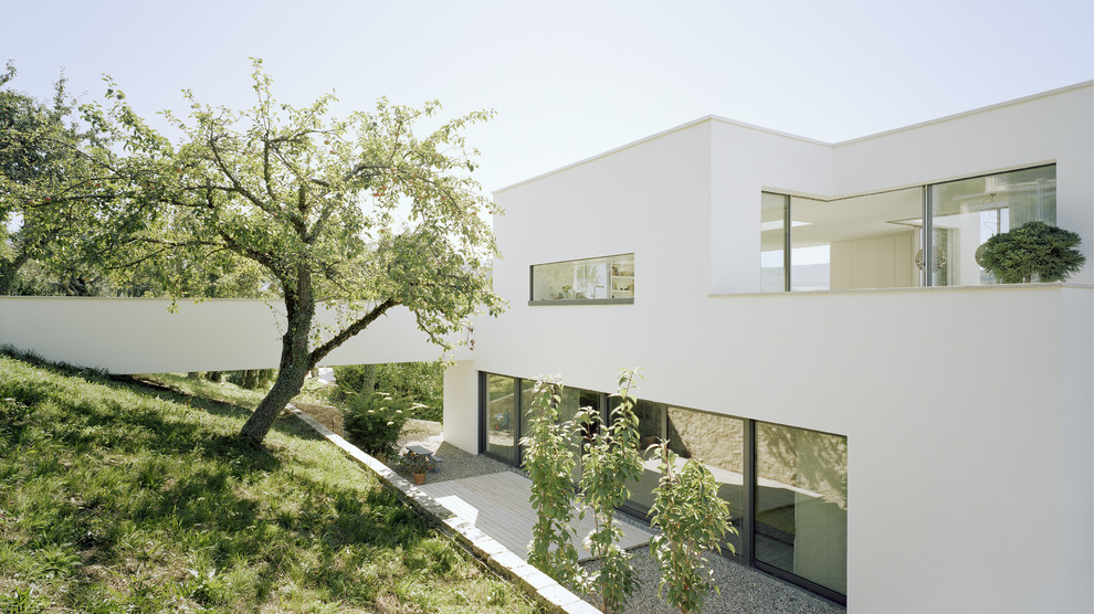 Immagine della facciata di una casa grande contemporanea