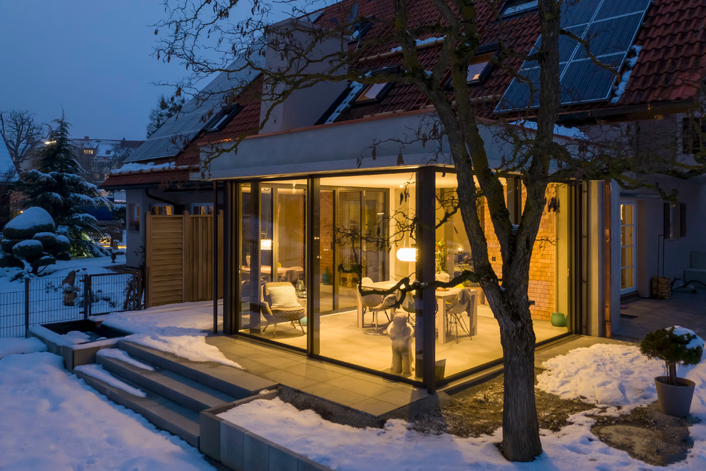 Immagine della villa piccola grigia contemporanea a un piano con rivestimento in cemento e tetto piano
