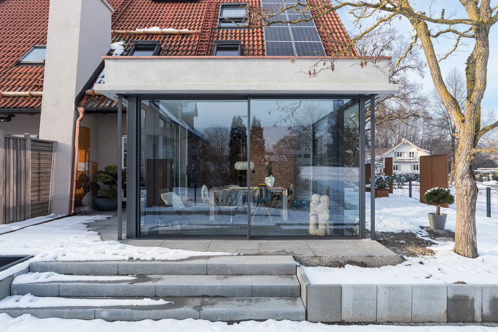ミュンヘンにある高級な小さなコンテンポラリースタイルのおしゃれな家の外観 (コンクリートサイディング) の写真