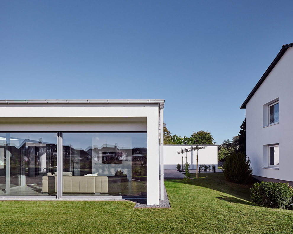 Photo of a white modern bungalow render house exterior in Dortmund with a flat roof.
