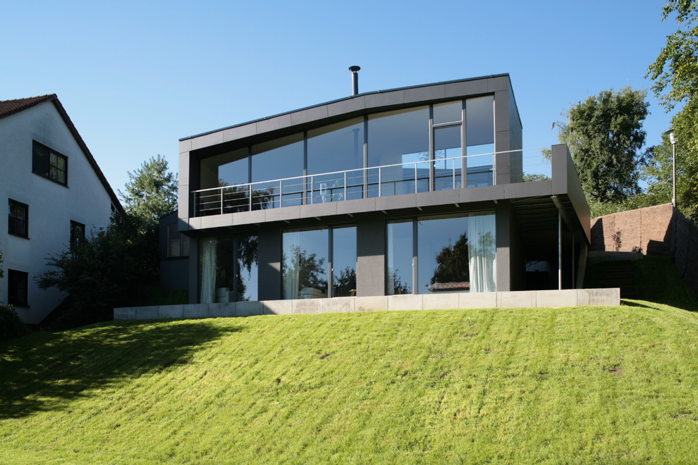 Идея дизайна: трехэтажный, серый дом среднего размера в современном стиле с односкатной крышей