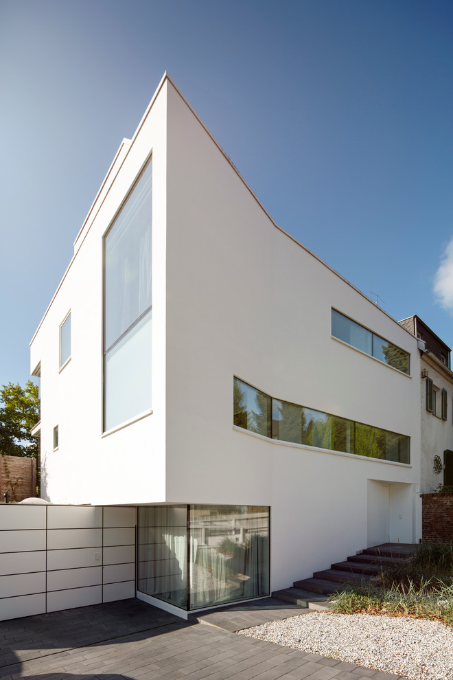 Großes, Dreistöckiges Modernes Haus mit weißer Fassadenfarbe und Flachdach in Köln