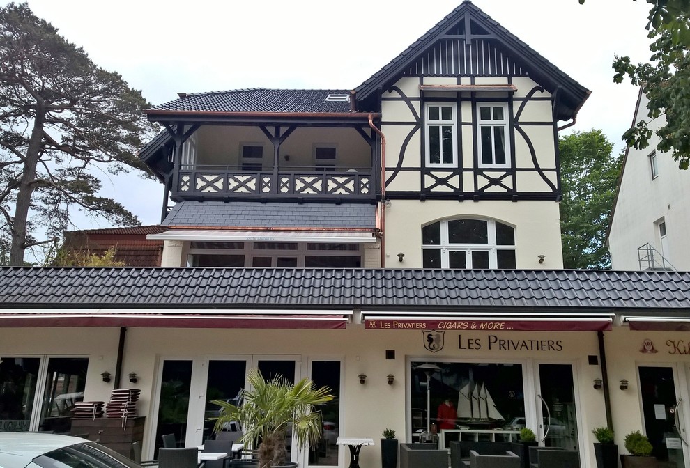 Mittelgroße, Dreistöckige Country Holzfassade Haus mit gelber Fassadenfarbe in Sonstige