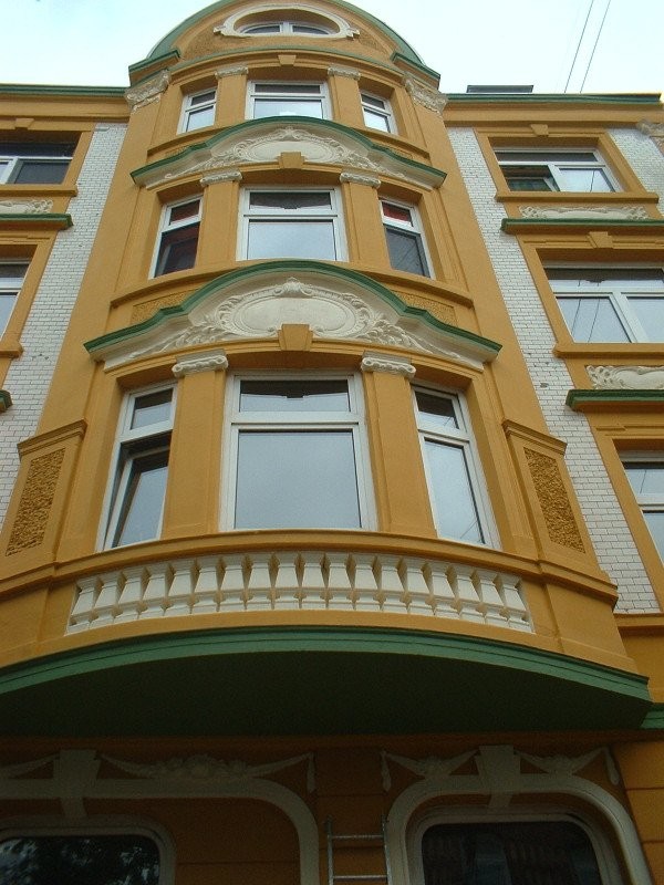 Idee per la facciata di una casa gialla classica a tre piani di medie dimensioni con rivestimento in stucco