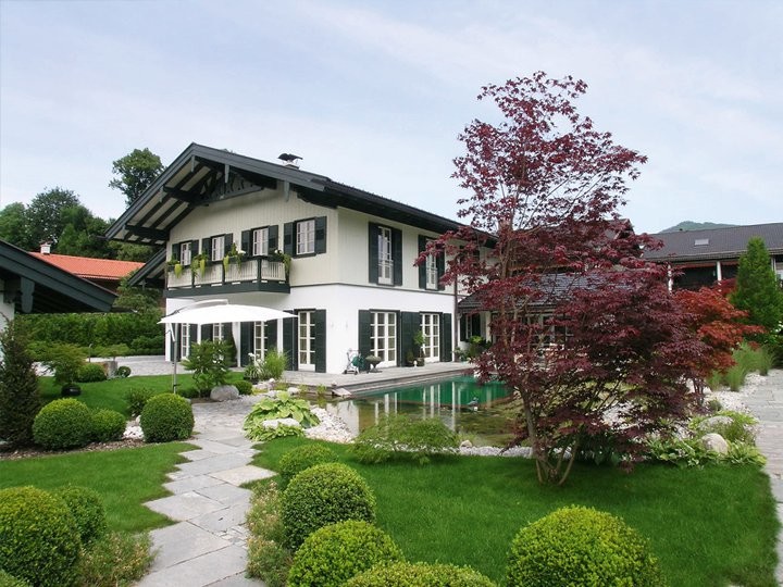 Großes, Zweistöckiges Country Haus mit bunter Fassadenfarbe in München