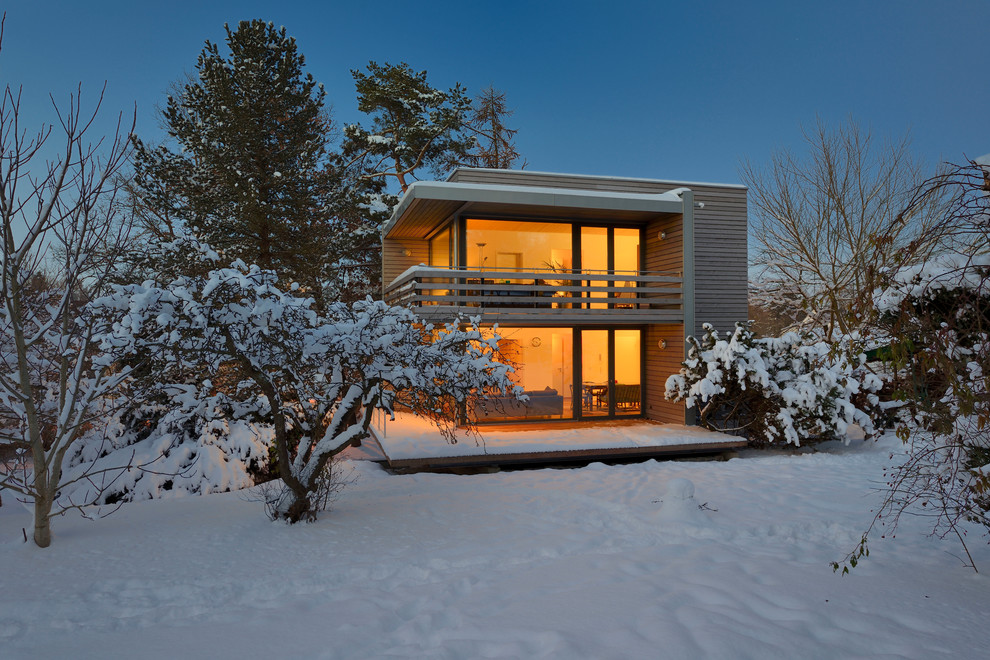 Свежая идея для дизайна: деревянный дом в скандинавском стиле - отличное фото интерьера