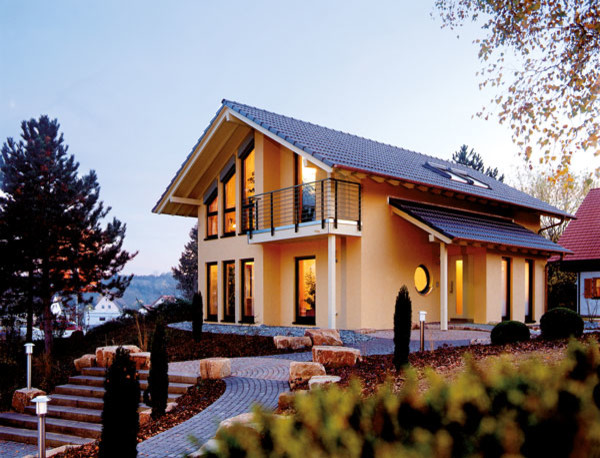 Zweistöckiges Mediterranes Einfamilienhaus mit Putzfassade, gelber Fassadenfarbe, Satteldach und Ziegeldach in Sonstige