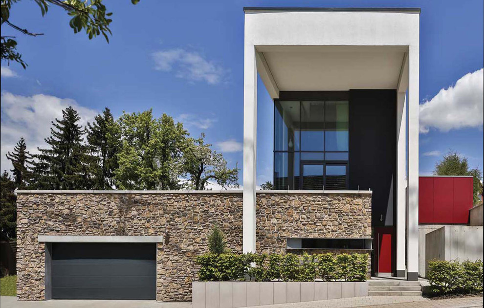 Geräumiges, Dreistöckiges Modernes Haus mit Flachdach, Mix-Fassade und roter Fassadenfarbe in Sonstige