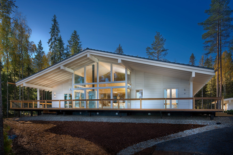 Ispirazione per la facciata di una casa bianca moderna a un piano di medie dimensioni con rivestimento in legno e tetto a capanna