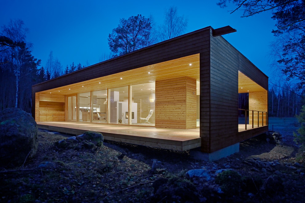 Aménagement d'une façade de maison noire contemporaine en bois de taille moyenne et de plain-pied avec un toit plat.