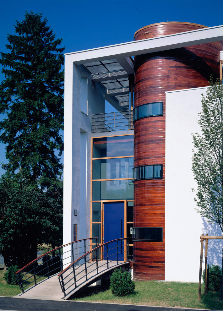 ケルンにあるコンテンポラリースタイルのおしゃれな家の外観 (混合材サイディング) の写真