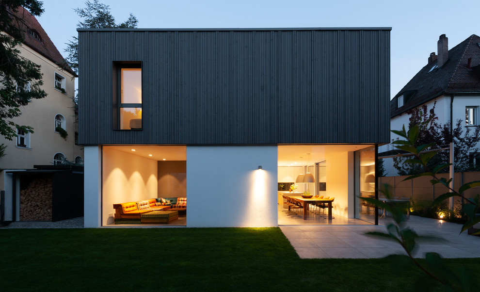 Ejemplo de fachada de casa gris contemporánea grande de dos plantas con revestimiento de madera y tejado plano