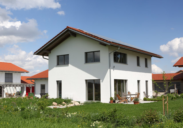 geschmackvolles Energiesparhaus in Holzrahmenbauweise - Modern - Häuser