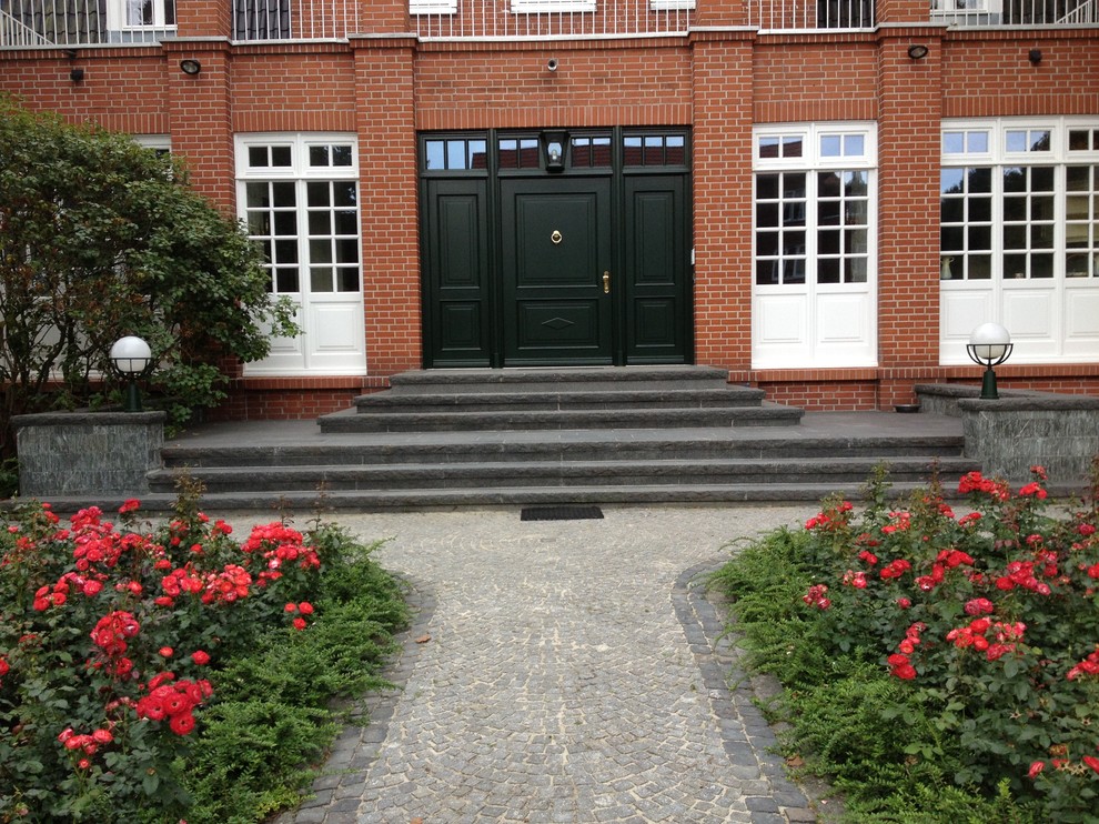 ハンブルクにあるトラディショナルスタイルのおしゃれな家の外観の写真