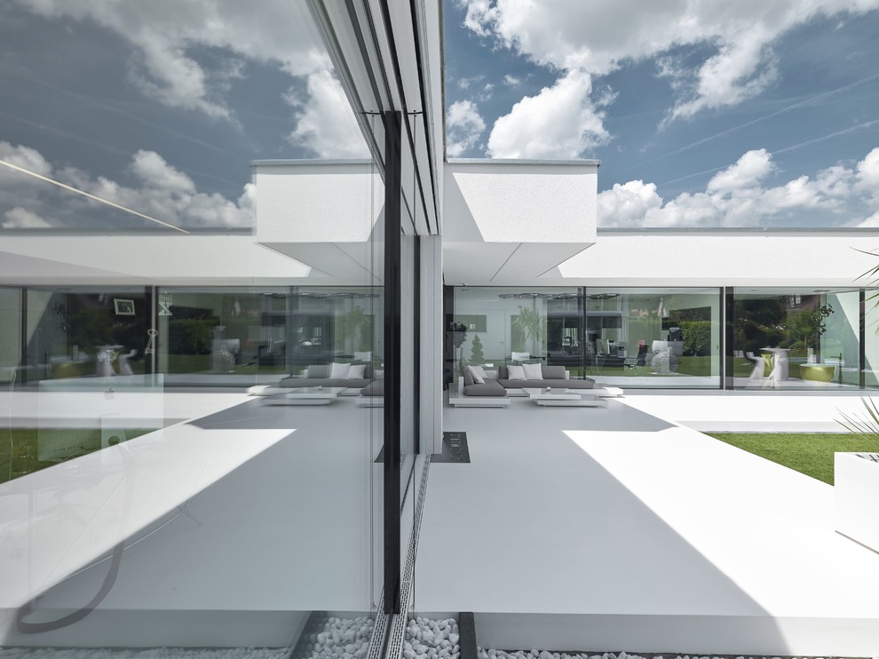 Modernes Haus mit weißer Fassadenfarbe in Stuttgart
