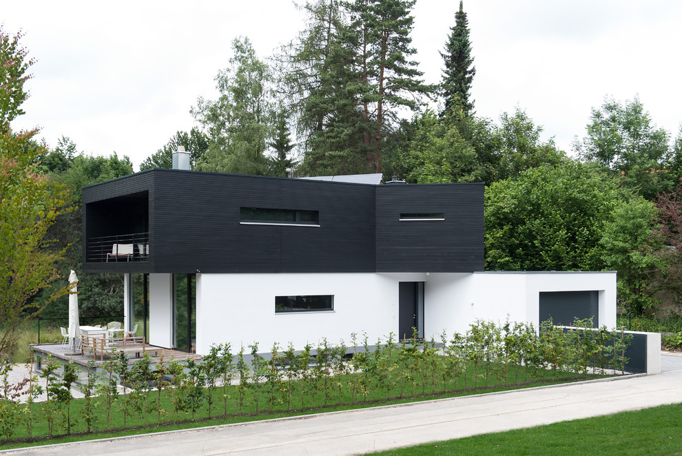Mittelgroßes, Zweistöckiges Modernes Einfamilienhaus mit Mix-Fassade und Flachdach in München