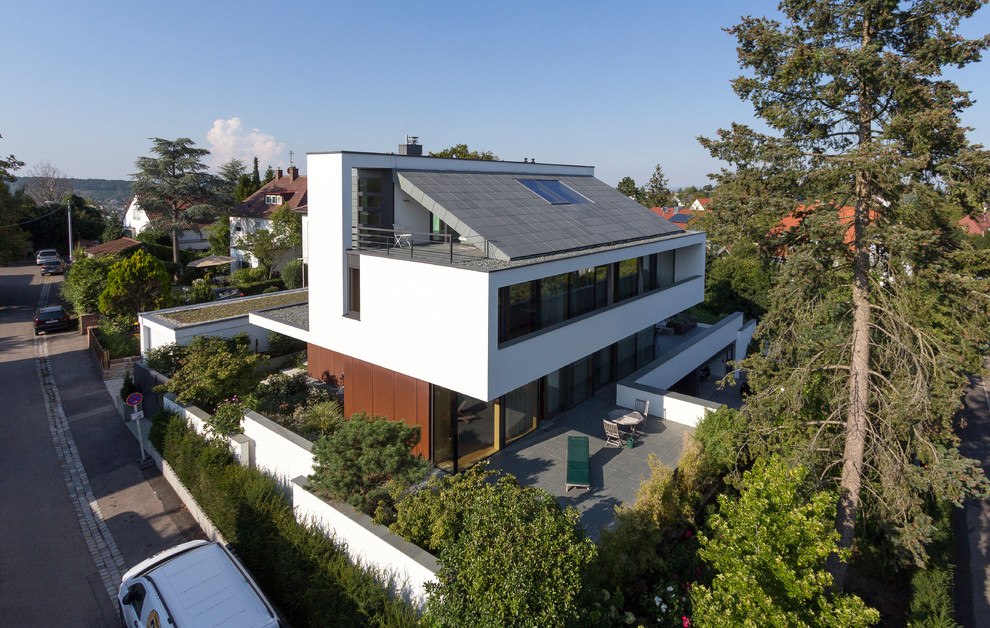 Großes, Dreistöckiges Modernes Einfamilienhaus mit Mix-Fassade und Pultdach in Sonstige