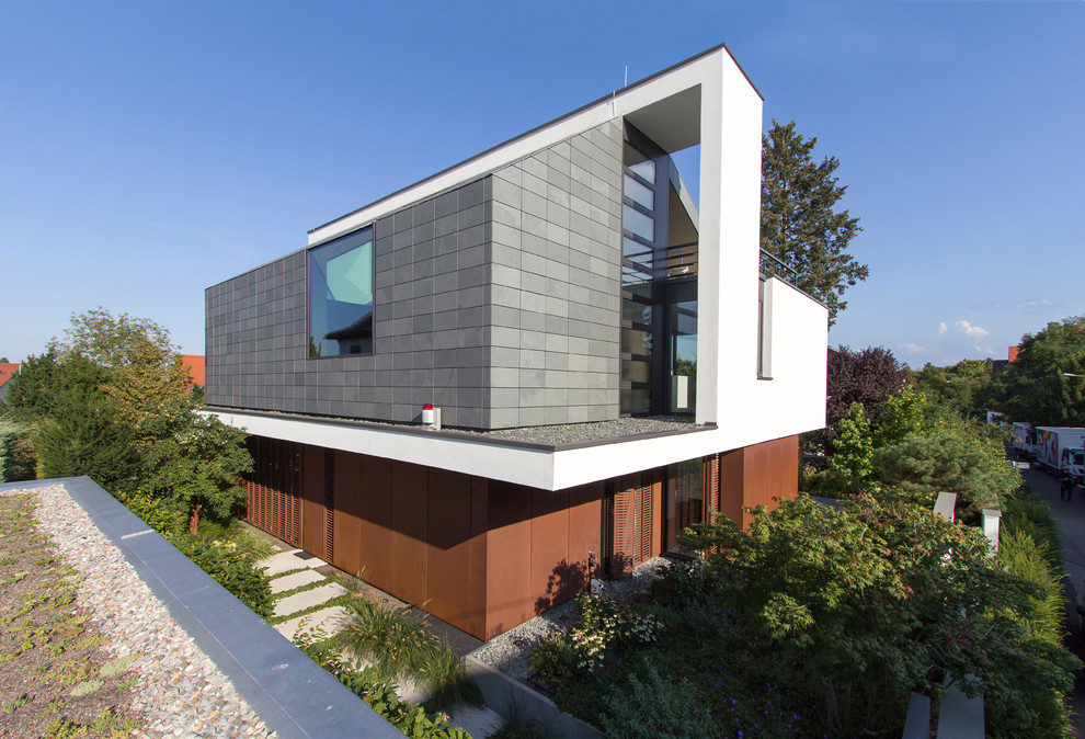 Dreistöckiges Modernes Einfamilienhaus mit Mix-Fassade, bunter Fassadenfarbe und Flachdach in Sonstige