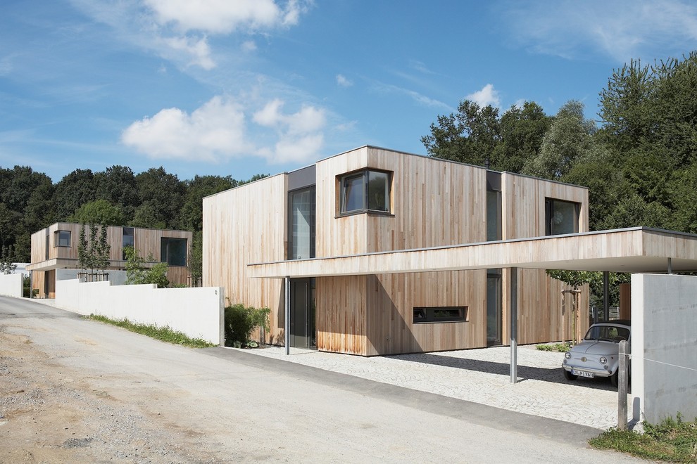 Свежая идея для дизайна: двухэтажный, деревянный, коричневый дом среднего размера в стиле модернизм с плоской крышей - отличное фото интерьера