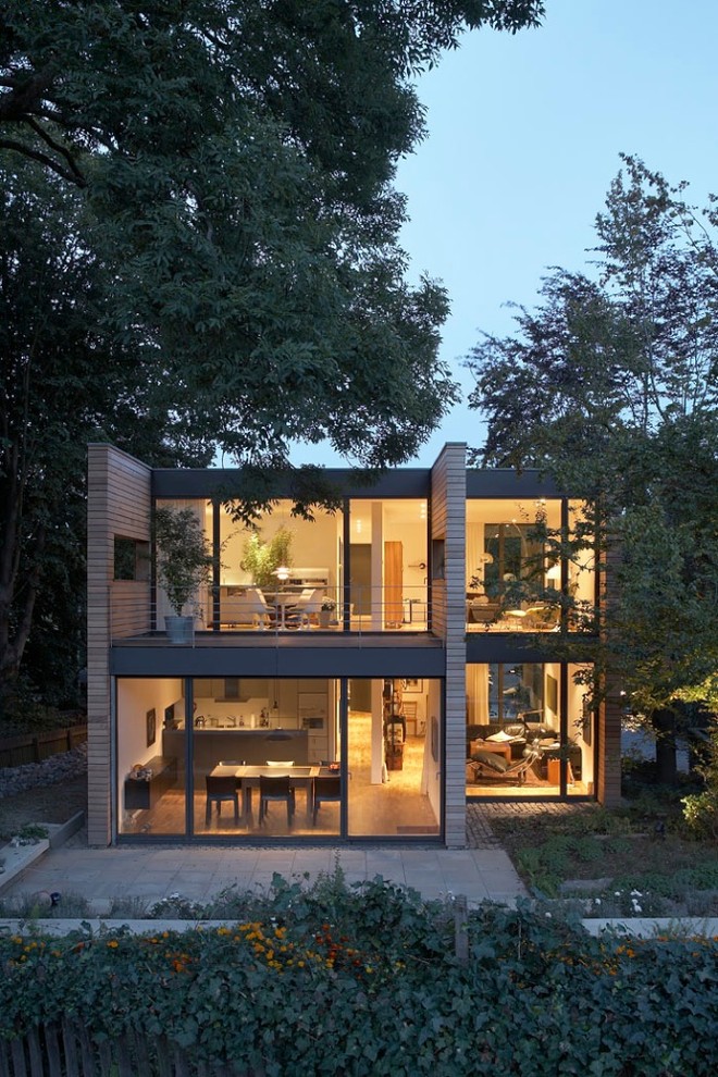 Inspiration for a contemporary house exterior in Dortmund.
