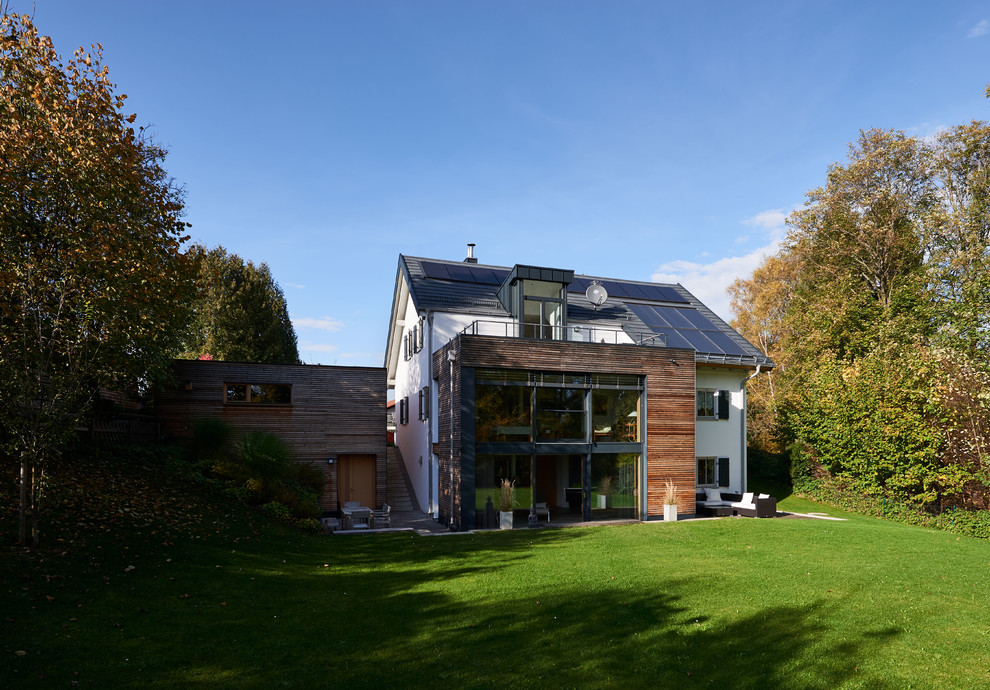 Photo of a large contemporary house exterior in Munich.