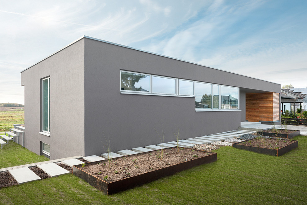 Ispirazione per la facciata di una casa moderna di medie dimensioni