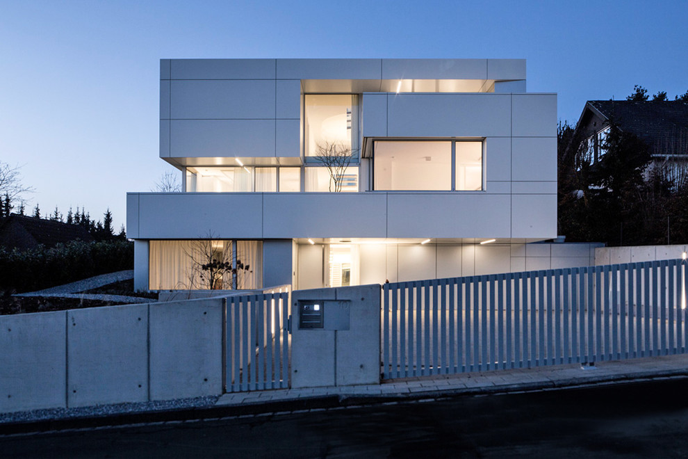 Cette photo montre une très grande façade de maison blanche tendance à deux étages et plus avec un toit plat.
