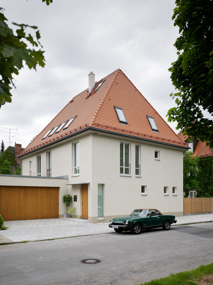 Свежая идея для дизайна: трехэтажный, бежевый дом среднего размера в классическом стиле с вальмовой крышей - отличное фото интерьера