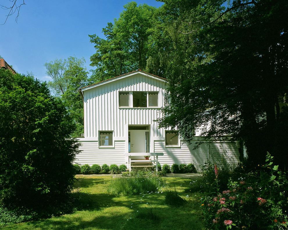 Immagine della facciata di una casa scandinava di medie dimensioni