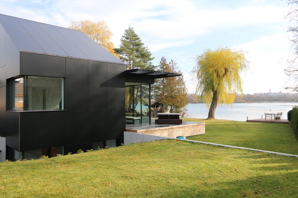 Kleines, Einstöckiges Modernes Haus mit schwarzer Fassadenfarbe und Pultdach in München