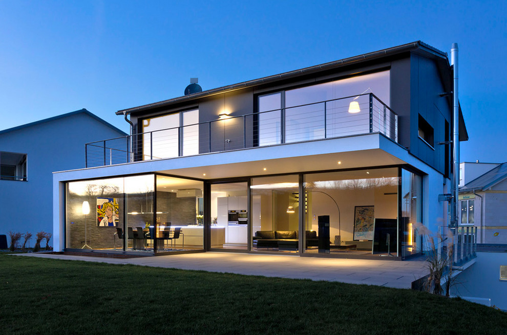 Zweistöckiges, Mittelgroßes Modernes Haus mit schwarzer Fassadenfarbe, Mix-Fassade und Satteldach in Stuttgart