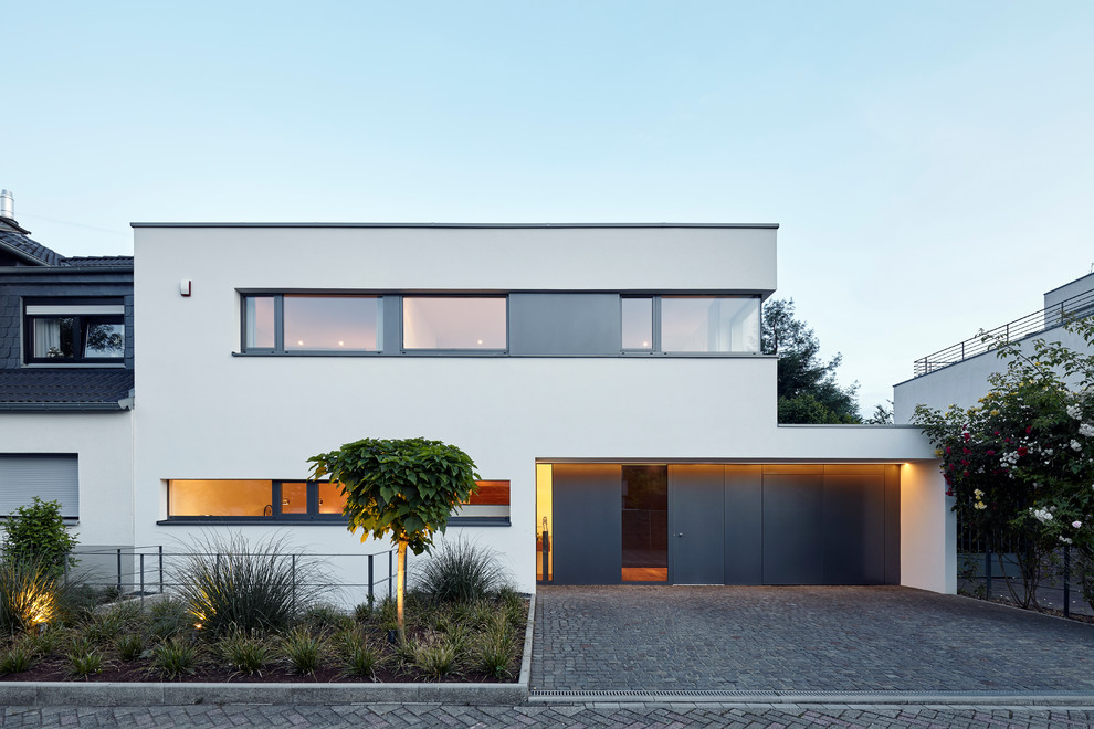 Photo of a contemporary house exterior in Cologne.