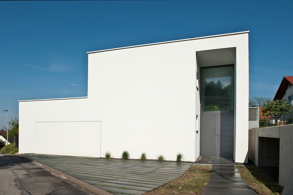 Mittelgroßes, Zweistöckiges Modernes Haus mit weißer Fassadenfarbe und Flachdach in Sonstige