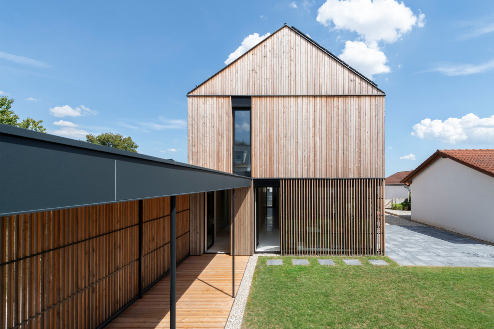 Idéer för att renovera ett mycket stort minimalistiskt hus, med sadeltak och tak i metall