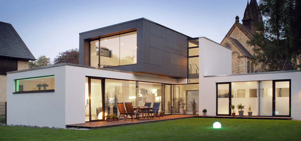 Foto de fachada de casa blanca moderna de tamaño medio a niveles con revestimientos combinados y tejado plano