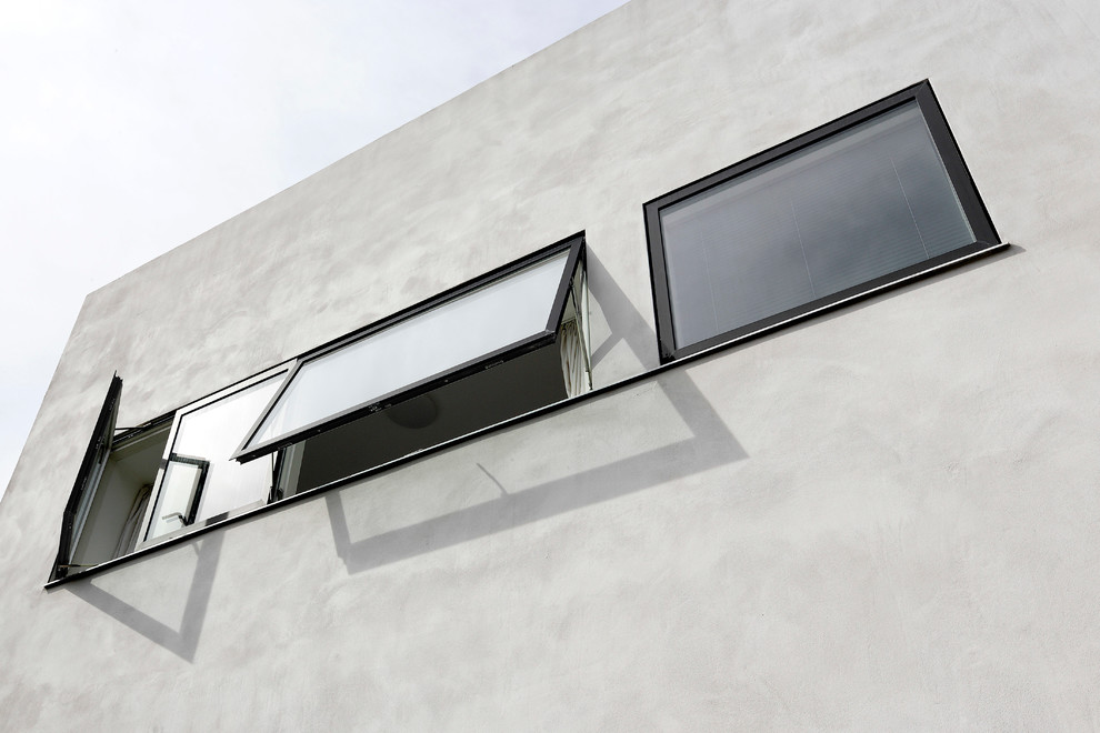Foto de fachada blanca moderna de tamaño medio de dos plantas con revestimiento de estuco