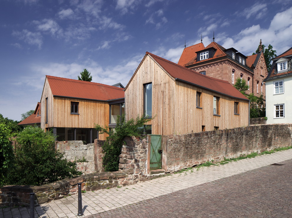 Mittelgroßes, Zweistöckiges Nordisches Haus mit brauner Fassadenfarbe, Satteldach und Schindeldach in Frankfurt am Main