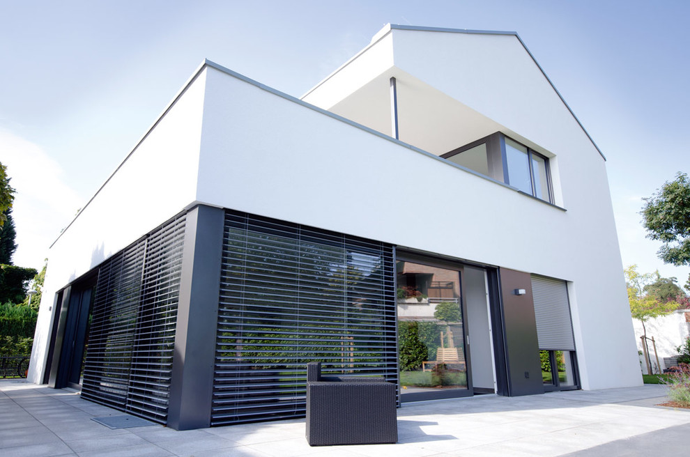 This is an example of a contemporary house exterior in Cologne.