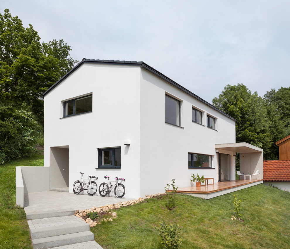Mittelgroßes, Zweistöckiges Modernes Haus mit weißer Fassadenfarbe und Satteldach in München