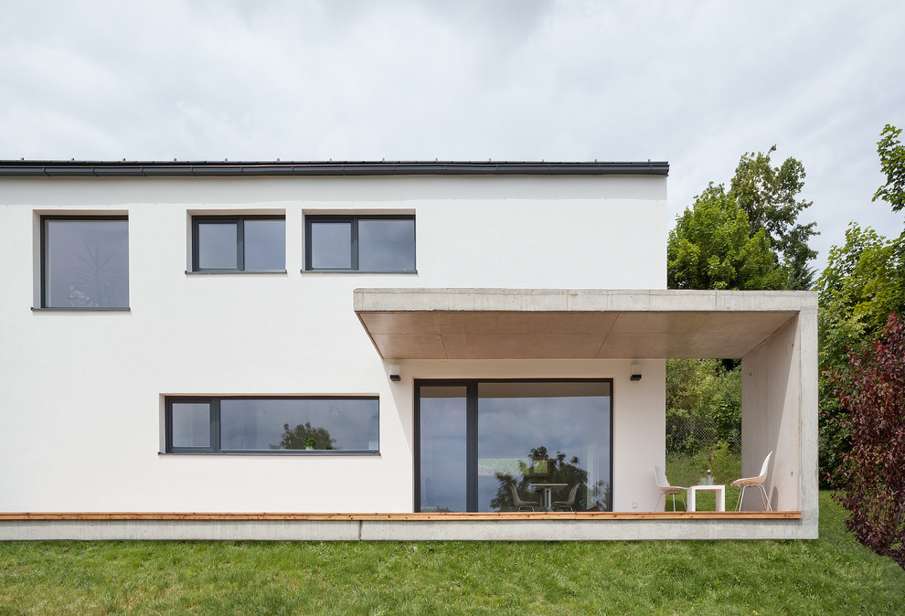 Foto della facciata di una casa bianca moderna a due piani di medie dimensioni con tetto piano