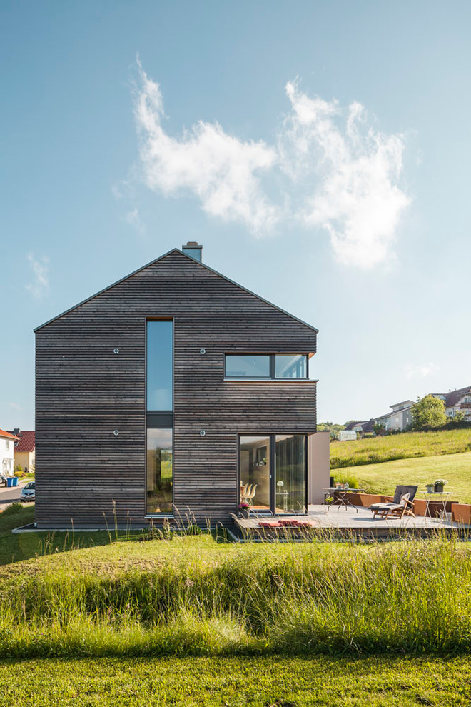 Ispirazione per la facciata di una casa grande marrone contemporanea a due piani con rivestimento in legno e tetto a capanna