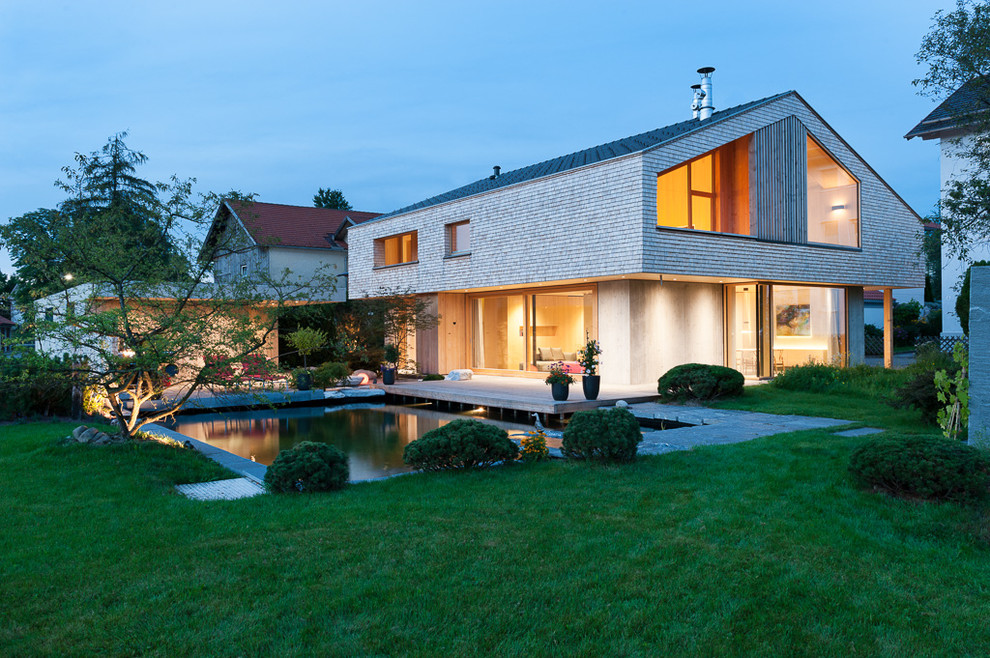 Idéer för ett mellanstort minimalistiskt hus, med två våningar