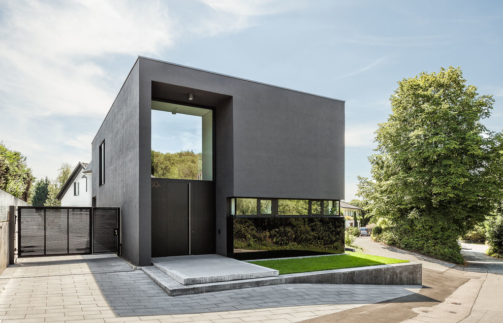 Mittelgroßes, Zweistöckiges Modernes Haus mit schwarzer Fassadenfarbe in Köln