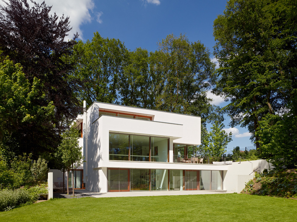 Großes, Dreistöckiges Modernes Haus mit weißer Fassadenfarbe und Flachdach in Stuttgart