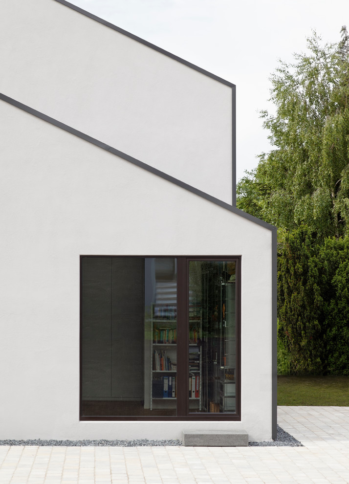 Kleines, Zweistöckiges Modernes Haus mit Betonfassade und weißer Fassadenfarbe in Köln