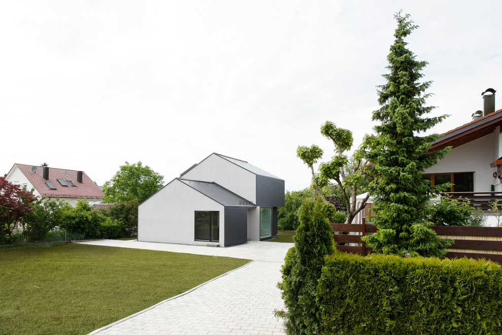 Kleines, Zweistöckiges Modernes Haus mit weißer Fassadenfarbe in Köln