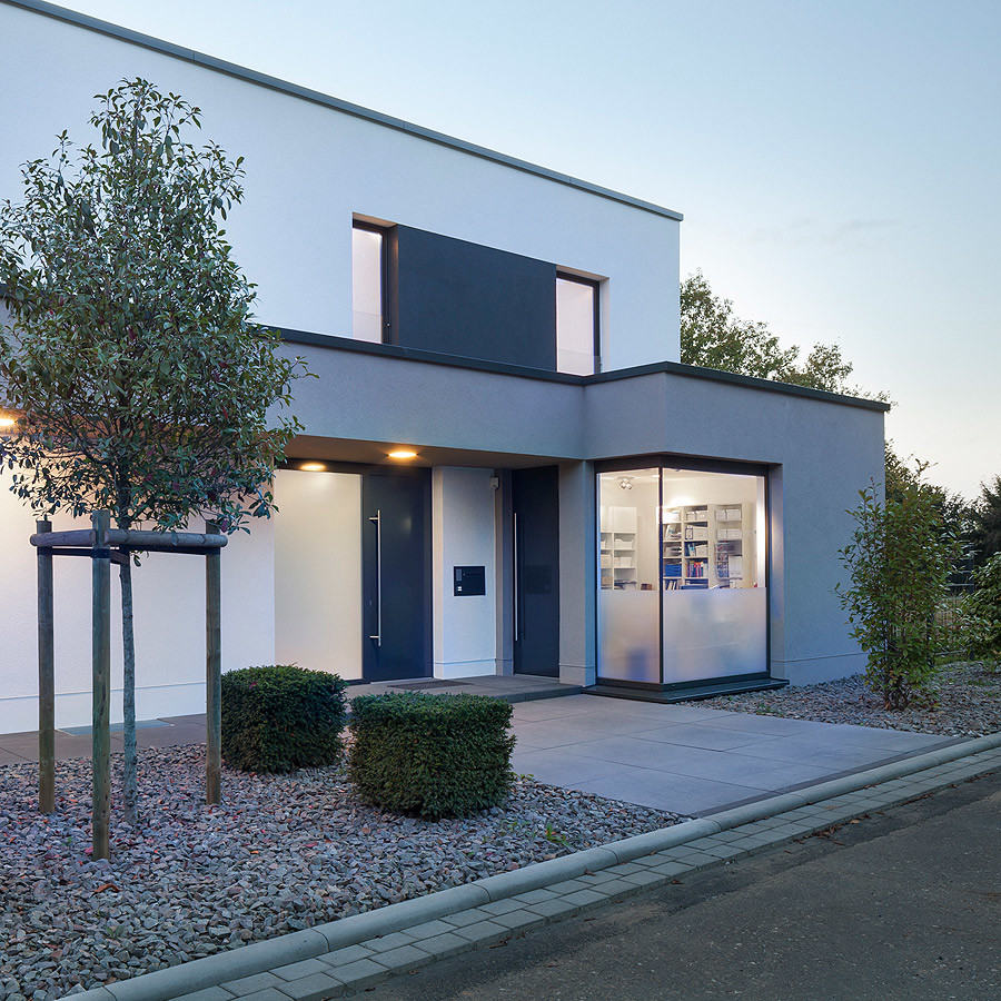 Design ideas for a contemporary house exterior in Cologne.