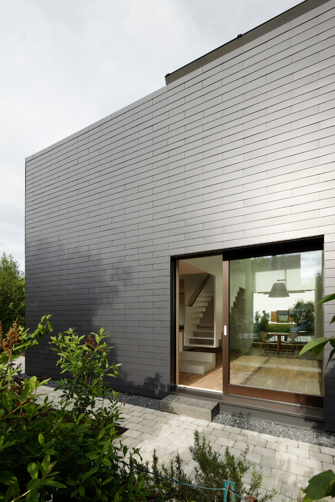 Photo of a small and black contemporary two floor house exterior in Cologne.