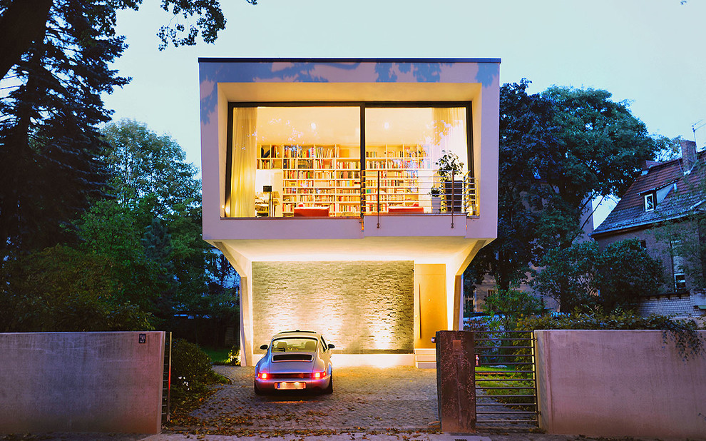 Zweistöckiges Modernes Haus mit weißer Fassadenfarbe und Flachdach in Berlin